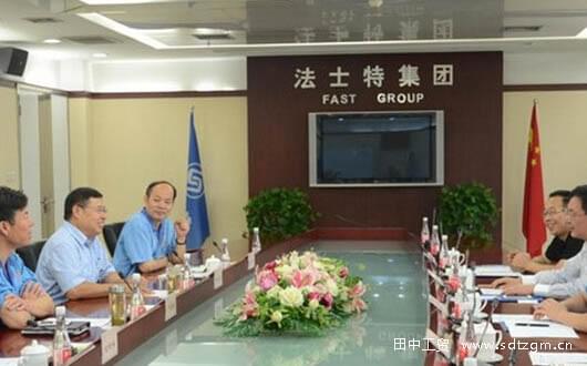 來訪賓客進(jìn)行溝通