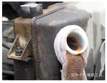 發(fā)動機(jī)水箱進(jìn)油